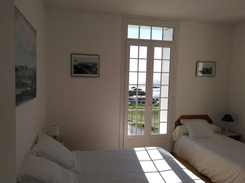 Chambre du gîte Villa Waro'h - Chauffage central dans toute la villa avec des thermostats sur chaque radiateur.